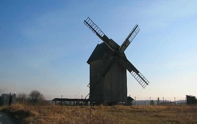 Odrestaurowany wiatrak w Ostrowie Mogileńskim